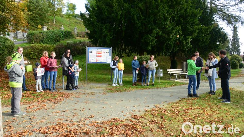 Die Jugendbeauftragten Stefan Weig und Julia Beugler (von rechts) übergaben mit Bürgermeister Rainer Rewitzer die Preise an die Gewinner der Wettbewerbe des Kinderferienprogramms. Bild: bey