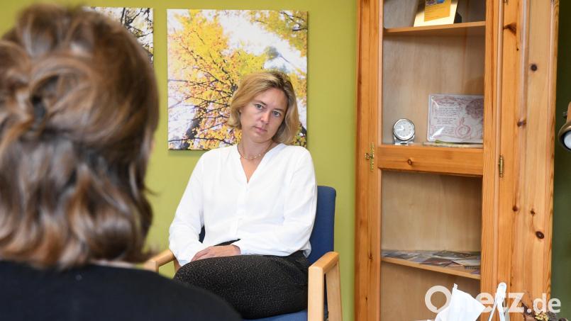 Auf der Suche nach Rat? Ein Gespräch mit der Diplom-Sozialpädagogin Sonja Dobmeier von der Caritas-Beratungsstelle für seelische Gesundheit kann helfen. Bild: Gabi Schönberger