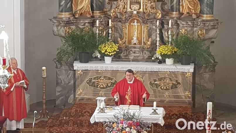 Pfarrer Udo Klösel hielt den Festgottesdienst zum Übersetzungsfest in der Wieskirche mit Diakon Herbert Sturm. Bild: gi