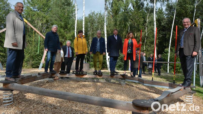 Geschicklichkeit mussten die geladen Gäste bei der Eröffnung des Motorik-Fun-Parks unter Beweis stellen, als sie die Geräte gleich in Beschlag nahmen. Bild: jr
