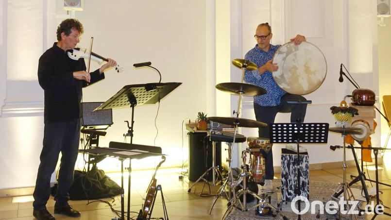 Christoph Mayer und Christoph Hillmann (rechts, mit der &quot;magischen Trommel&quot;) während des Konzerts in der Aula des Klosters Waldsassen Bild: Johannes Röttges/exb