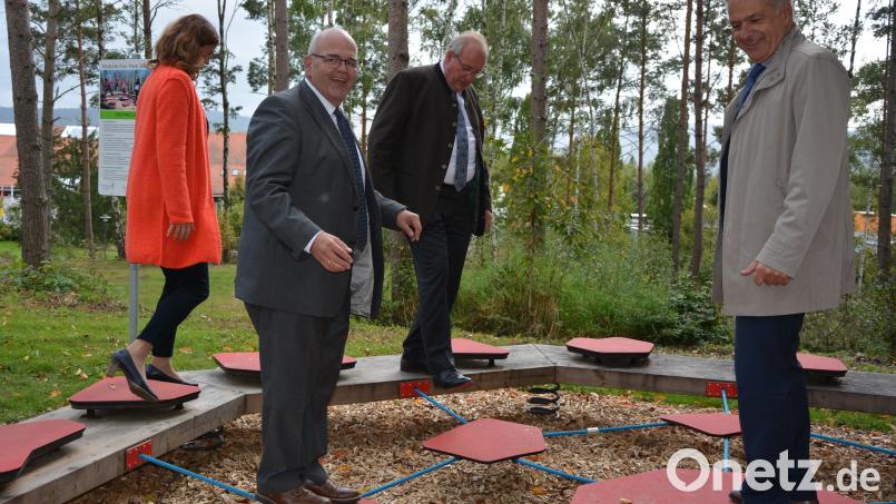 Gar nicht so einfach sind die 26 Einzelgeräte auf den 14 Stationen des Motorik Fun Park im Sibyllenbad. Dennoch, die Politiker machten keine schlechte Figur. Bild: jr