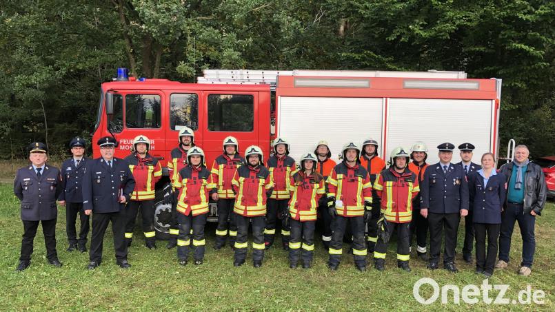 Das Prüfungsteam sowie Dritter Bürgermeister Helmut Meindl und Zweite Vorsitzende Katharina Bauer gratulierte den Feuerwehrleuten zur bestandenen Leistungsprüfung. Bild: gi