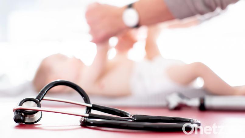 Wie ist es um die kinderärztliche Versorgung in Amberg bestellt? Eine Bürgerin beklagt, dass hiesige Kinderärzte keine Patienten mehr aufnehmen würden. Die Kassenärztliche Vereinigung Bayerns hingegen gibt Entwarnung. Symbolbild: Friso Gentsch/dpa