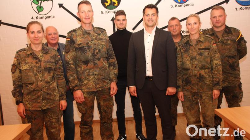 Der Vorstand des Kuratoriums Soldatenheim Oberviechtach wird weiterhin von Oberstleutnant Andreas Bleek (Dritter von links) geführt, sein Stellvertreter ist Bürgermeister Rudolf Teplitzky (Vierter von rechts). Bild: frd