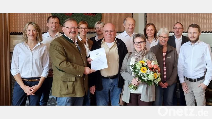 Seit Anfang des Monats ist Josef Schabner jetzt Pensionär. Bürgermeister Alfred Stier dankte dem früheren Stadtkämmerer für die zuverlässige Arbeit für die Kommune und die Einwohner. Bei der Verabschiedung mit dabei waren auch Schabners Ehefrau Maria sowie die Kolleginnen und Kollegen aus dem Rathaus. Bild: Stadt Bärnau/exb