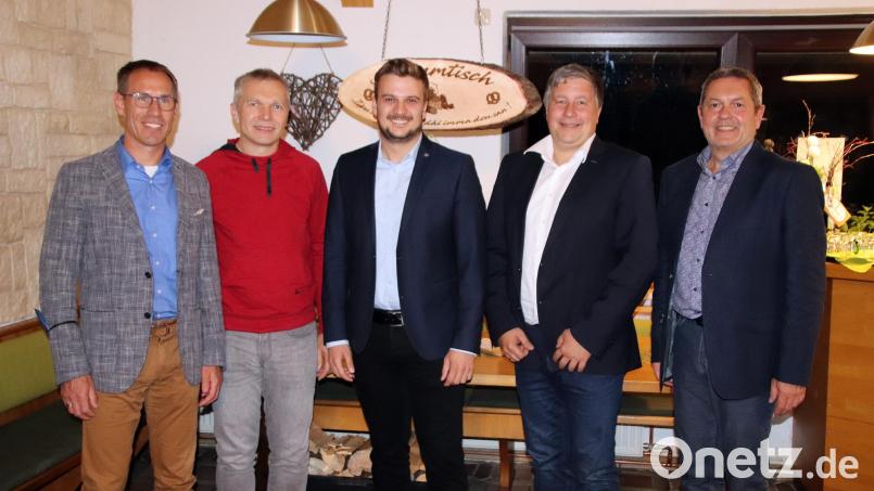 Die neue Führungsspitze der Freien Wähler Aufschwung Auerbach bilden (von links) Holger Eckert, Josef Stiefler-Ebert, Christoph Ziegler und Michael Streit, hier mit Bürgermeister Joachim Neuß. Bild: jma