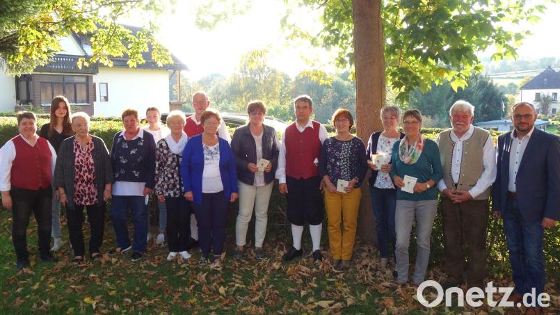 Ehrennadeln in Bronze für langjähriges Musizieren in den verschiedenen Kapellen des Musikvereins gehen überwiegend an weibliche Mitglieder aus Reihen der Veeh-Harfen und des großen Vereinsorchesters. Bild: fjo