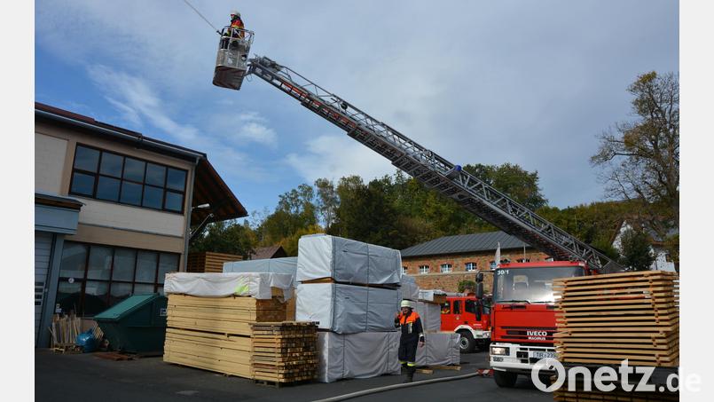Die Feuerwehr Mitterteich war mit ihrer Drehleiter vor Ort. Bild: jr