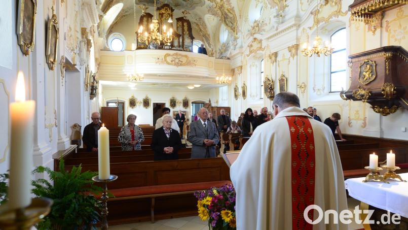 Johann und Paula Schödl feiern aus Anlass ihrer Diamantenen Hochzeit am Samstag in der Kreuzbergkirche mit Stadtpfarrer Pater Hans Ring einen Dankgottesdienst. Am 6. Oktober 1961 hatten sie sich dort das Jawort gegeben. Bild: bey