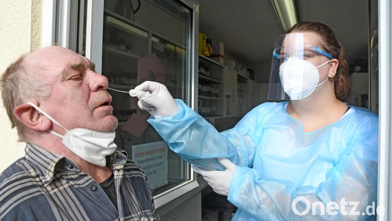 Lena Forster, Mitarbeiterin der Apotheke am Hammerweg, testet Richard Berl aus Weiden auf das Coronavirus. Bild: Gabi Schönberger
