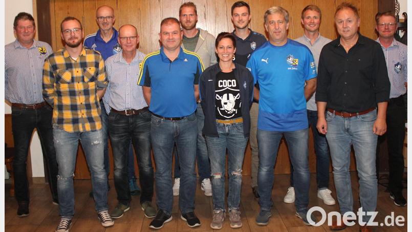De FV Vilseck wählt einen neuen Vorstand (von links): Manfred Högl, Georg Pröls, Herbert Gebhardt, Theo Märtin, Oliver Piehler, Michael Ruppert, Stefanie Specht, Frederic Pröls, Robert Liermann, Dominik Stubenvoll, Hans-Jürgen Geier und Christian Stubenvoll. Bild: Ludwig Pröls/exb