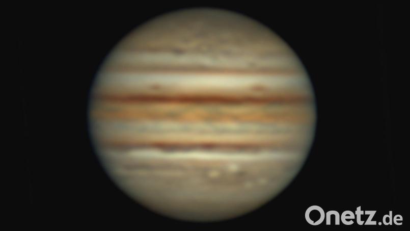 Riesenplanet Jupiter. Aufgenommen Mitte September mit dem großen 60 cm-Spiegelteleskop der Sternwarte. Hermann Schwarzer von der Astro-AG nahm Bilder mit einer Spezialplanetenkamera auf, Sternwarten-Leiter Peter Postler betreute die Aktion. Bild: Sternwarte Tirschenreuth/exb
