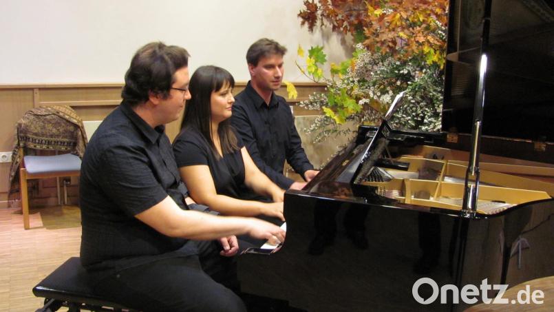 Das Pianistentrio &quot;Three on Key&quot; spielt im Pressather Pfarrsaal eine Mischung selten gehörter Klavierwerke der Moderne und Romantik für ein bis fünf Hände. Bild: rbr