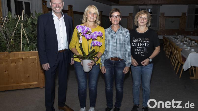 Der Verein ernennt ein Ehrenmitglied (von links): Bürgermeister Alwin Märkl, Ehrenmitglied Gertraud Greß, Vorsitzende Michaela Basler und ihre Stellvertreterin Petra Obermeier. Bild: Hermann Koch/exb