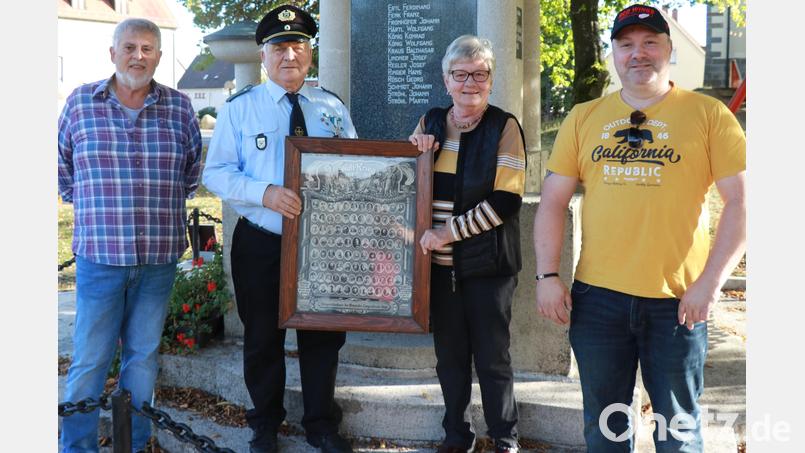 Die Gedenktafel für die Kriegsteilnehmeraus der Gemeinde Langenbruck wechselt den Besitzer (von links): Willi Zinnbauer, SKV-Vorsitzender Werner Stubenvoll, Hannelore Stoj und Alexander Stoj. Im Hintergrund das Sorghofer Ehrenmal, das einst in Haag stand. Bild: eraa