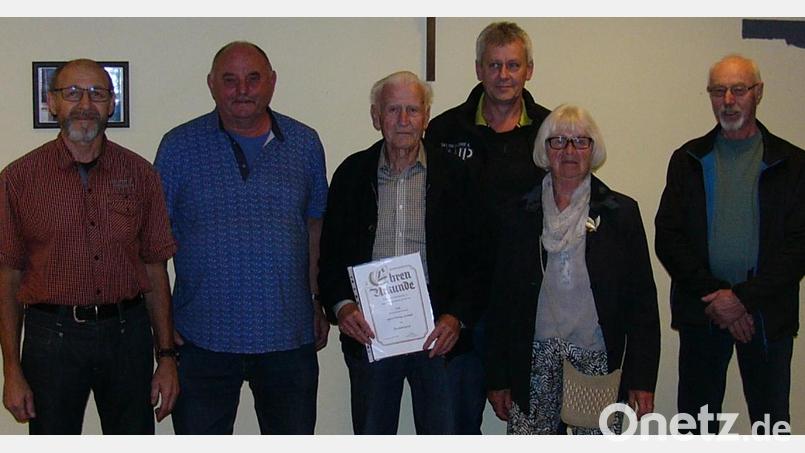 Ehrungen beim VdK Lintach (von links): Zweiter Vorsitzender Wolfgang, Vorsitzender Ludwig Hirn, das neue Ehrenmitglied Philipp Schwab, Beisitzer Josef Wendl, Frauenbeauftragte Brigitte Schneider und Beisitzer Andreas Lorenz. Nicht dabei das neue Ehrenmitglied Richard Heldmann. Bild: wp