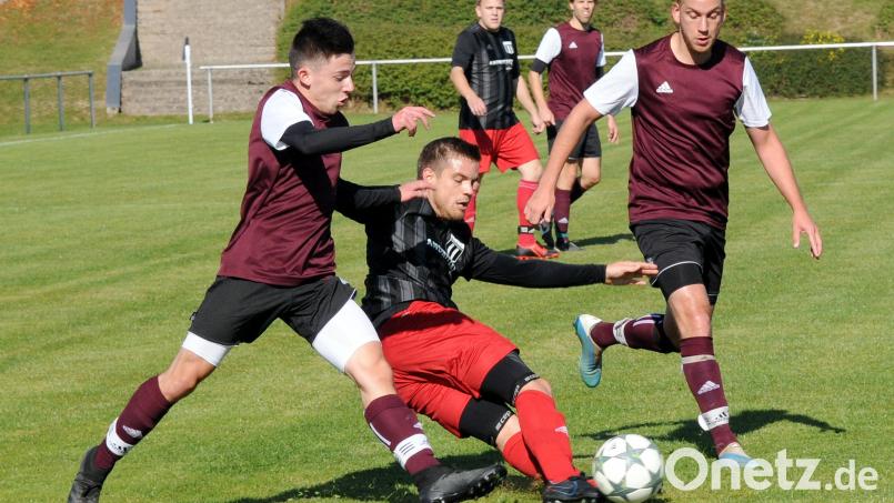 Kreisklassen-Spitzenreiter ASV Waldsassen gewann am Sonntag beim TSV Konnersreuth II mit 3:0. Hier spielt der Konnersreuther Thomas Neumann (Mitte) den Ball vor Nico Sticht (links) und Christian Blay (rechts). Bild: heh