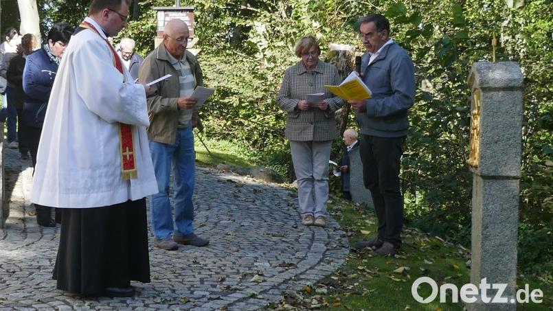 Pfarrer Markus Bruckner aus Kulmain, Obmann Helmut Kothlar aus Kulmain und Obmann Konrad Uschold (von links) aus Vohenstrauß beim Vorbeten am Armesberg. Bild: MMC/exb