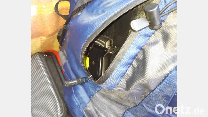 Die Bärnauer Bundespolizei fand bei einer Fahrzeugkontrolle unerlaubte Waffen in einem Rucksack. Bild: Bundespolizei/exb