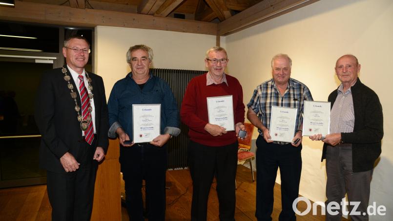Bürgermeister Reinhard Sollfrank überreichte die Bürgermedaillie des Marktes Parkstein an Wolfgang Dütsch, Alfons Steiner, Erwin Schraml und Josef Stöhr (von links). Bild: bey