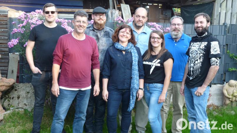 Voller Tatendrang blickt die Führungsmannschaft der Historischen Gruppe Stiber-Fähnlein um die Vorsitzende Tanja Weiß (vorne, Mitte, mit Schal) in die Zukunft. Bild: rlö