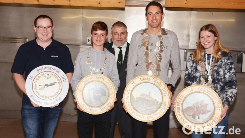 Beim Bruderbund freuen sich (von links) Pistolenscheibengewinner Johannes Kolb, Jugendkönig Lukas Sperber, Schützenmeister Werner Grünthaler, Schützenkönig Jörg Grädler und Schützenliesl Vanessa Sperber. Bild: ker