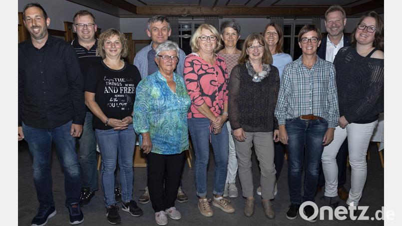 Der Obst- und Gartenbauverein Freudenberg/Wutschdorf wählt einen neuen Vorstand. Bürgermeister Alwin Märkl gratuliert. Bild: Hermann Koch/exb