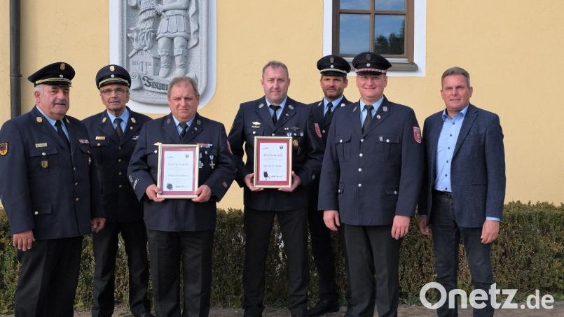 Den Geehrten Alfred Zinnbauer und Bernhard Neuber (mit Urkunden) gratulierten Kreisbrandinspektor Richard Fleck, der Ehrenvorsitzende des Kreisfeuerwehrverbands, Siegfried Hammerer (von links), sowie Kommandant Andreas Brandstätter, Vorsitzender Adolf Hammer und Bürgermeister Norbert Eckl. Bild: tkr