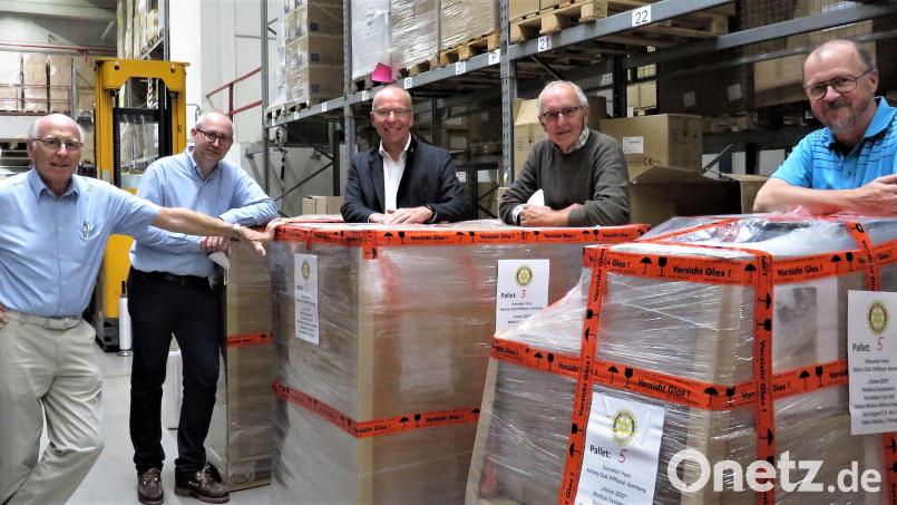 Fertig. Die Rotarier Klaus Kupke, Präsident Thomas Pfletscher, Wolfgang Gropengießer, Dr. Thomas Hohmann aus Bremen, Dr. Mathias Kalkum (von links) haben es geschafft und sind glücklich, wenn der Transport nun bald vom Zoll freigegeben wird. Bild: ubb