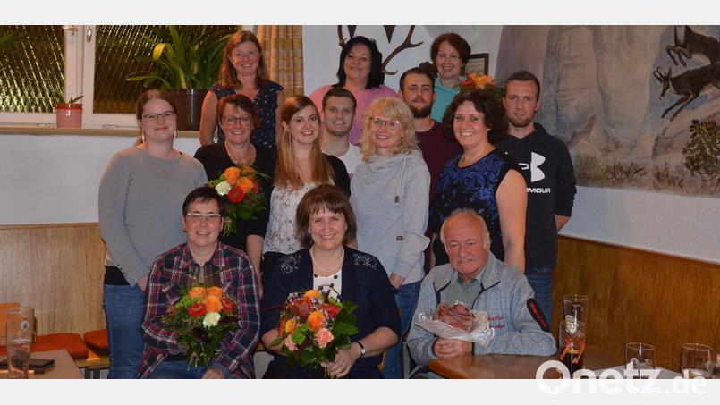 Der neu gewählte Vorstand des Zitherclubs mit Vorsitzender Heidi Banzer (sitzend, Zweite von rechts) sowie der neuen Zweiten Vorsitzenden Karin Uhl (zweite Reihe, Zweite von rechts) und der neuen Schriftführerin Ronja Staufer (zweite Reihe, Dritte von links). Mit auf dem Bild die musikalische Leiterin Veronika Hille (hinten, links). Bild: njn