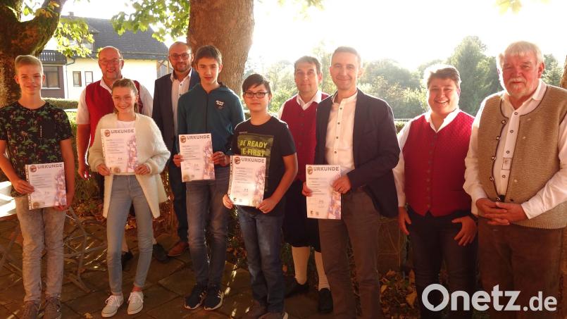 Junger Nachwuchs stellt sich beim Musikverein ab dem Frühjahr der staatlichen D-1-Prüfung. Für die erfolgreichen Teilnehmer überreichen Ferdinand Münch und Simone Bauriedl (von rechts) die Urkunden und Abzeichen. Bild: fjo