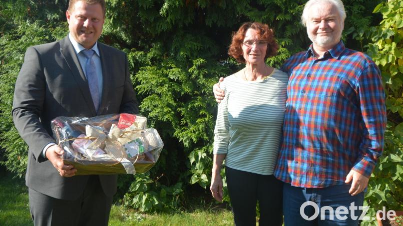 Erika und Paul Trapp sind seit 50 Jahren verheiratet. Zur Goldenen Hochzeit gratulierte auch Bürgermeister Stefan Grillmeier (links). Bild: jr