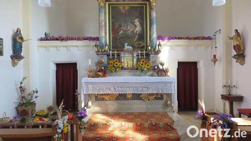 Die ganze Filialkriche Schönreuth hat Mesnerin Barbara Dötterl zum Thema "Erntedank" geschmückt. Bild: jzk