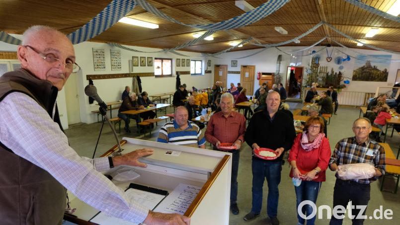 Die Losverkäufer und Marktleiter hatten beim Oktoberfestmarkt am Sonntag in der Kleintierhalle alle Hände voll zu tun. Bild: le