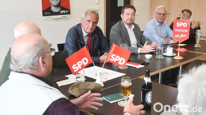 Bundestagsabgeordneter Uli Grötsch (Mitte) steht beim "politischen Frühschoppen" der "SPD AG 60plus" Rede und Antwort. Bild: Gabi Schönberger