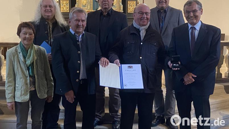 Dr. Walter Irlinger vom Bayerischen Staatsministerium (von rechts) verlieh im Beisein von Bürgermeister Ludwig Gürtler, Pfarrer Wilhelm Bauer, Architekt Hubert Liebl, Kirchenpfleger Hans Maier, Restaurator Dietmar Feldmann und Pfarrgemeinderätin Gerti Braun die Denkmalschutzmedaille für die St.-Jodok-Kirche. Bild: Josef Glas