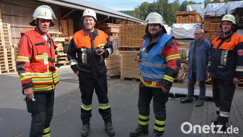 Die Verantwortlichen im Gespräch: (von links) Mitterteichs Kommandant Franz Bauernfeind, Einsatzleiter Martin Teubner, Kommandant der Feuerwehr Königshütte, Klaus Quast und Kreisbrandmeister Wolfgang Wedlich. Bild: jr
