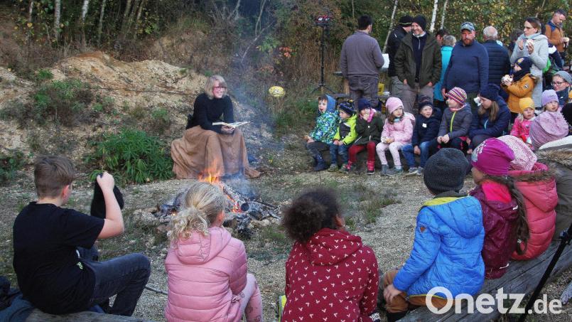 Rund um das Lagerfeuer hatten sich die Mädchen und Buben versammelt. Für Interesse sorgten die von Angelina Autsch vorgelesenen Geschichten aber auch bei den Erwachsenen. Bild: wro
