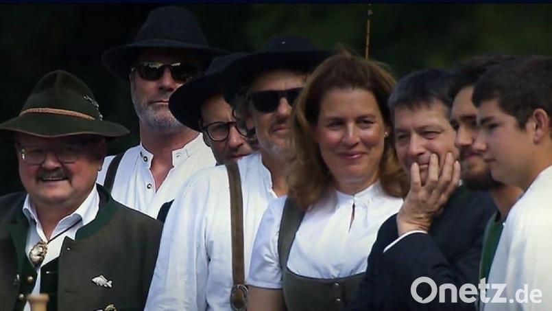 Der Bärnauer Bürgermeister Alfred Stier (links) war am Samstag in der Sendung „Verstehen Sie Spaß“ zu sehen. Er war maßgeblich daran beteiligt, den Schauspieler Fritz Karl (Dritter von rechts) hinters Licht zu führen. Screenshot: eg