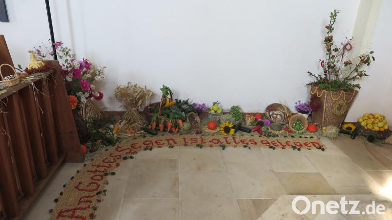 Mit Hagebutten hat Mesnerin Barbara Dötterl den Schriftzeug „An Gottes Segen ist alles gelegen“ vor dem großen Erntedankaltar gelegt. Bild: jzk