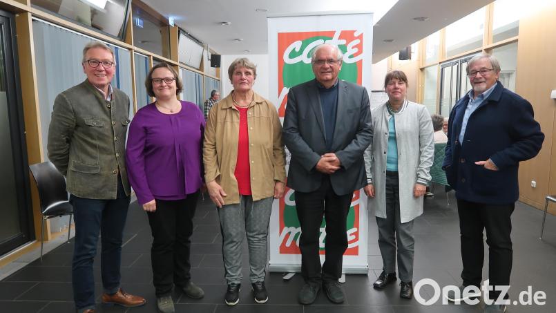 Der neu gewählte Vorstand (von links) mit Bürgermeister Reinhold Wildenauer, Verena Waßnik, Elisabeth Heider, Ruhestandsgeistlichem Gerhard Pausch, Doris Schmidt und Veit Wagner. Bild: Kunz