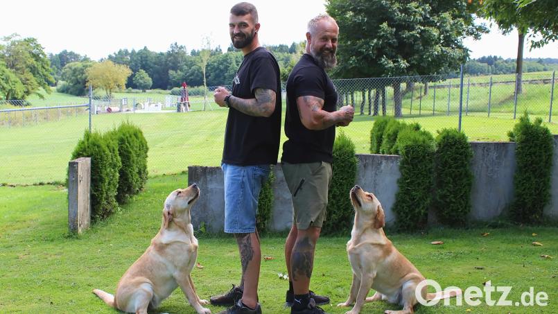 Johannes Stilp (links) und Peter Kick mit ihren Labradorhündinnen Vicky und Gretel sind ein eingespieltes Team, wenn es darum geht, zu zeigen, wie die Kommunikation zwischen Hund und Besitzer funktionieren kann. Bild: Evi Wagner