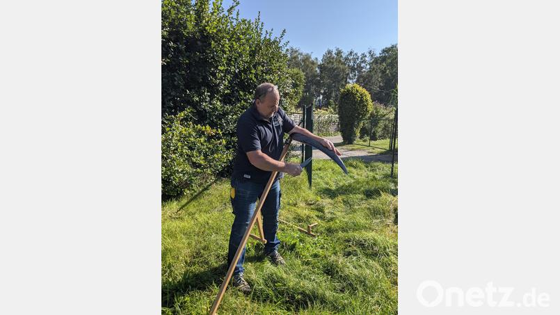 Ingolf Miny demonstriert das Schärfen der Sense Bild: Verena Bauer/exb