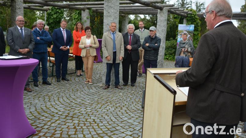 Bezirkstagspräsident Franz Löffler bei seiner Rede, mit im Bild geladene Gäste. Bild: jr