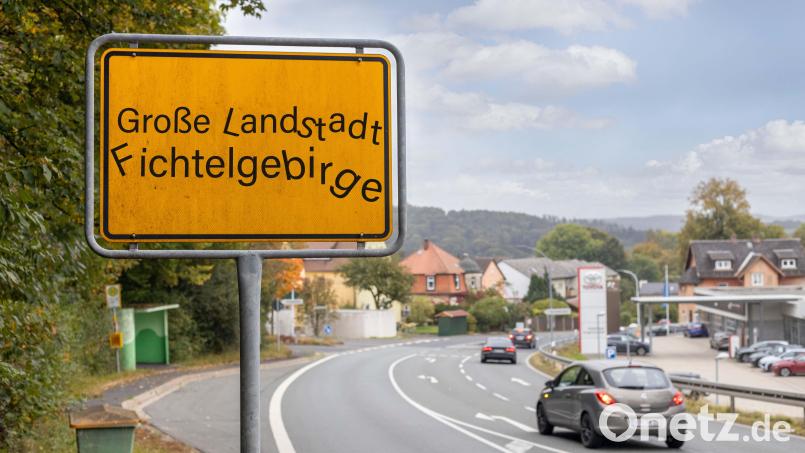 Die Vision von der „Großen Landstadt Fichtelgebirge“ hat schon vor einiger Zeit zu bröckeln begonnen. Jetzt zerfällt sie. Bildmontage: dtr