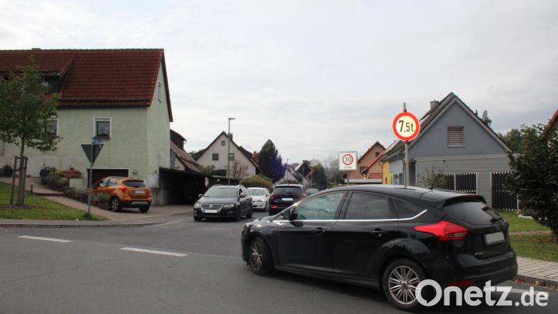Im Stadelweg in Waldershof wird es wegen des Durchgangsverkehrs eng. Bild: fph