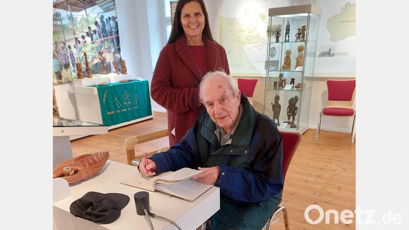 Dieter Haack, ehemaliger Bundesminister und Präsident der Landessynode der evangelischen Kirche in Bayern, bei seinem Besuch im Johann-Flierl-Museum mit Gerda Stollner.
Träger des Bundesverdienstkreuzes mit Stern Bild: Gerda Stollner/exb