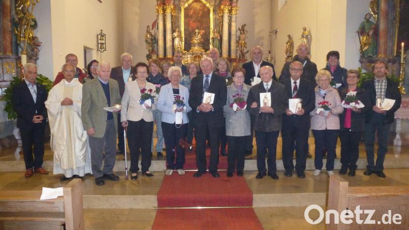 Elf Paare bringen ihren Dank vor Gott: Eduard und Rita Schreglmann feiern das 65-jährige, Alfons und Emma Bogner, Hans und Rosmarie Wagner das 60-jährige Jubiläum. (vorne, von links). Bild: bk