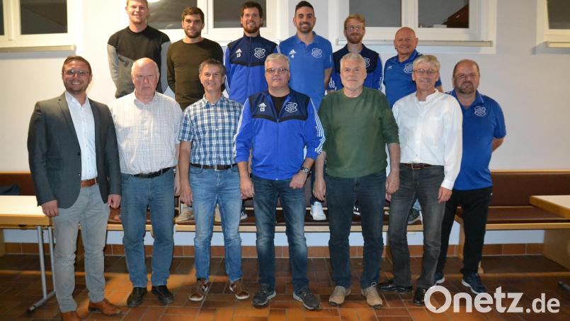 Die Führung der Fußballabteilung der SpVgg Schirmitz mit Bürgermeister Ernst Lenk und Hauptvereinsvorsitzendem Siegfried Pautsch (vorne, von links). Abteilungsleiter bleibt Christian Schieder (vorne, Mitte). Bild: hcz